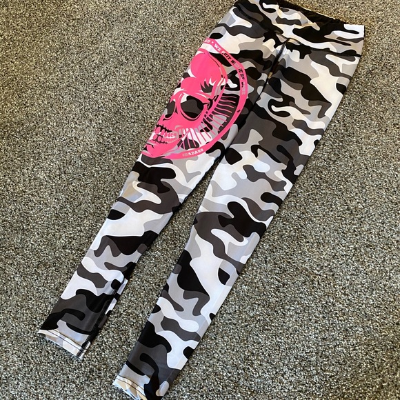 Pink camo Northern Spirit leggings, size XS. - Picture 2 of 5